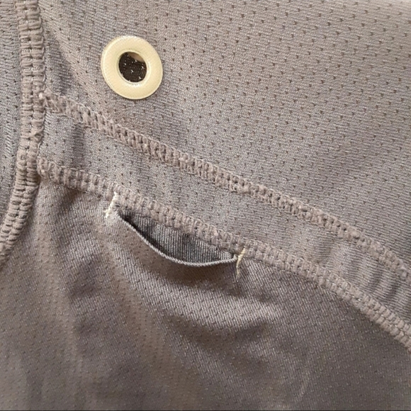 Lululemon athletica  unisex shirt. Size medium . Gray color - Picture 4 of 9